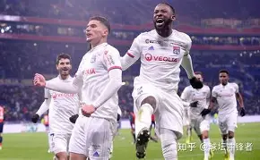 包含今晨法甲传出新动向，里昂远射贴柱，管理层表态：目标明确，阵容厚度经受考验的词条