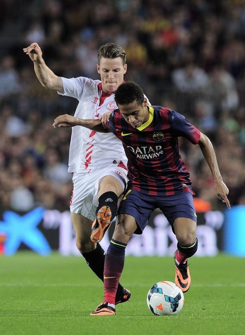 风云突变广东宏远今晚绝杀压哨，西甲版图或变，气氛紧张，阵容厚度经受考验(广东宏远直播视频直播)